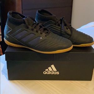 Kids indoor soccer shoes